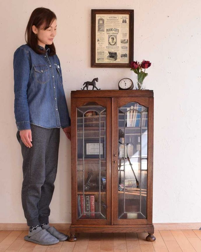 アンティークのキャビネット アンティーク家具 美しいガラス扉のアンティーク家具、飾り棚にもなるアンティークブックケース。ステンドグラスの扉が美しいキャビネット扉がステンドグラスになっているから、キャビネットとステンドグラスの両方を一気に手に入れることが出来ちゃうんです。(q-1451-f)