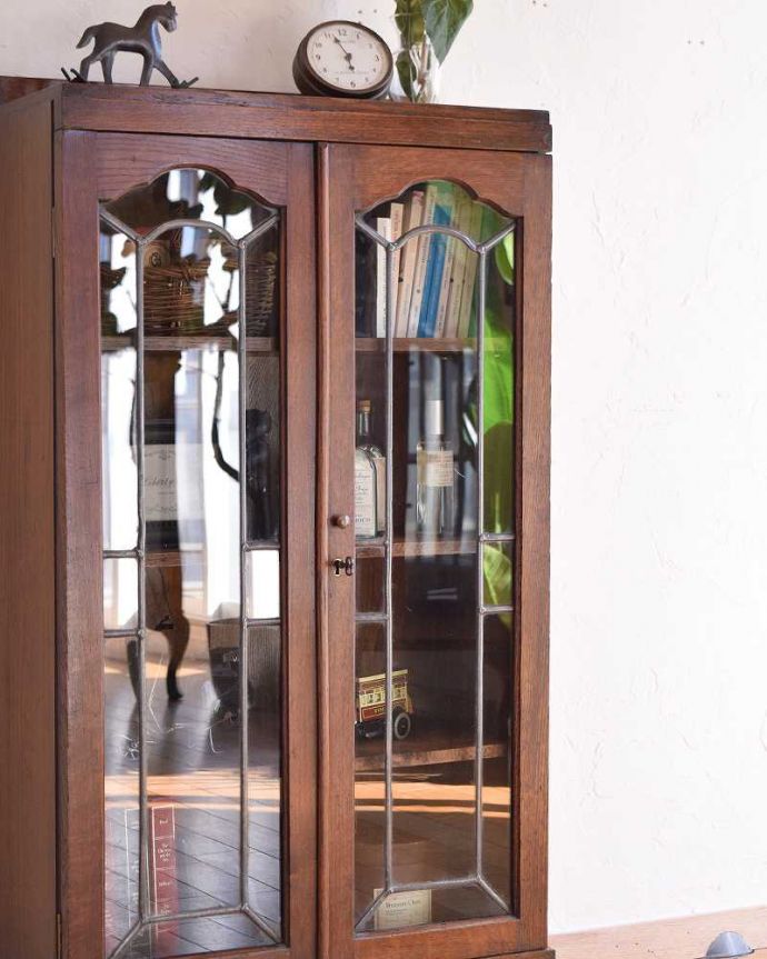 アンティークのキャビネット アンティーク家具 美しいガラス扉のアンティーク家具、飾り棚にもなるアンティークブックケース。まずはステンドグラスを楽しみましょう現代のように機械が発達していない時代に作られたステンドグラス。(q-1451-f)