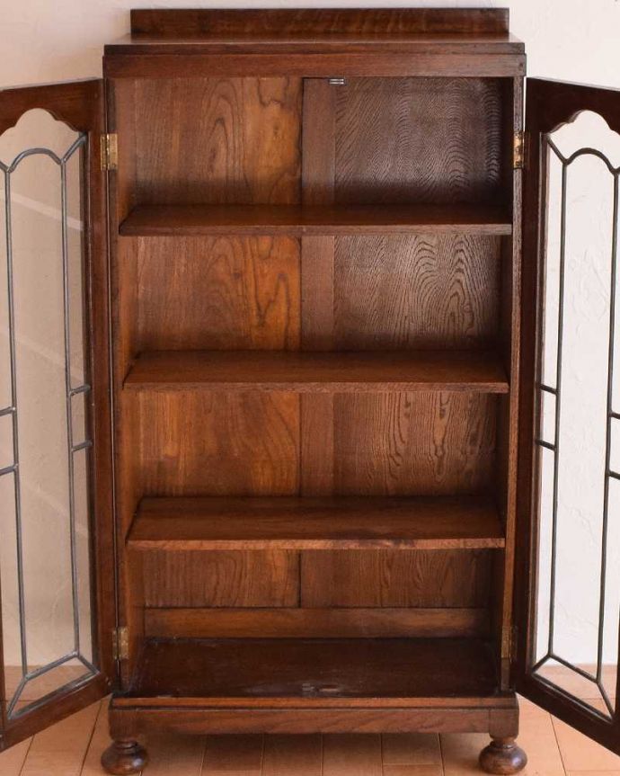 アンティークのキャビネット アンティーク家具 美しいガラス扉のアンティーク家具、飾り棚にもなるアンティークブックケース。扉を開けた内側はこんな感じですキャビネットの中も職人がしっかり修復したのでキレイです。(q-1451-f)