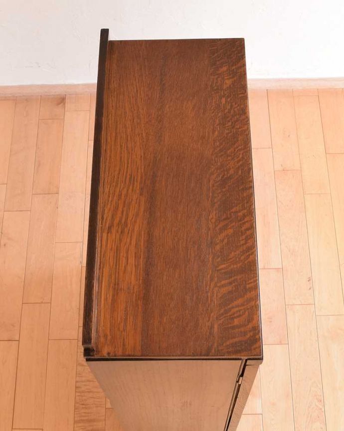 アンティークのキャビネット アンティーク家具 美しいガラス扉のアンティーク家具、飾り棚にもなるアンティークブックケース。天板もキレイに仕上げました。(q-1451-f)