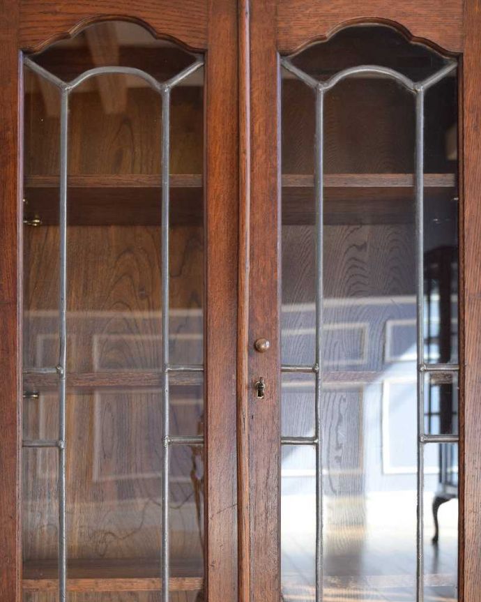 アンティークのキャビネット アンティーク家具 美しいガラス扉のアンティーク家具、飾り棚にもなるアンティークブックケース。アンティークのガラスの美しさガラスも古いアンティークのステンドグラスは独特の雰囲気が魅力。(q-1451-f)