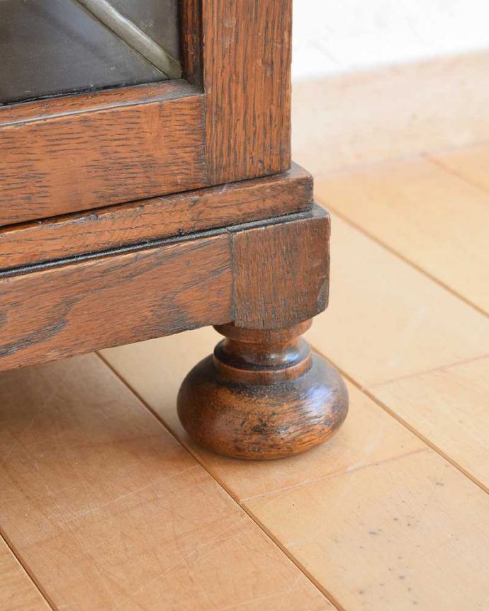 アンティークのキャビネット アンティーク家具 美しいガラス扉のアンティーク家具、飾り棚にもなるアンティークブックケース。女性1人でもラクに運べちゃうヒミツHandleのアンティークは、脚の裏にフェルトキーパーをお付けしているので、床を滑らせれば女性でも移動がカンタンに出来ます!ご安心下さい。(q-1451-f)