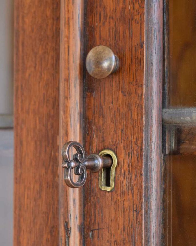 アンティークのキャビネット アンティーク家具 美しいガラス扉のアンティーク家具、飾り棚にもなるアンティークブックケース。開ける度にワクワク・・・取っ手もアンティークらしいデザイン。(q-1451-f)