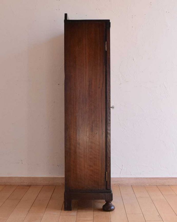 アンティークのキャビネット アンティーク家具 美しいガラス扉のアンティーク家具、飾り棚にもなるアンティークブックケース。横から見てもステキもちろん横もキレイに修復していますので、横顔だって美しいんです。(q-1451-f)