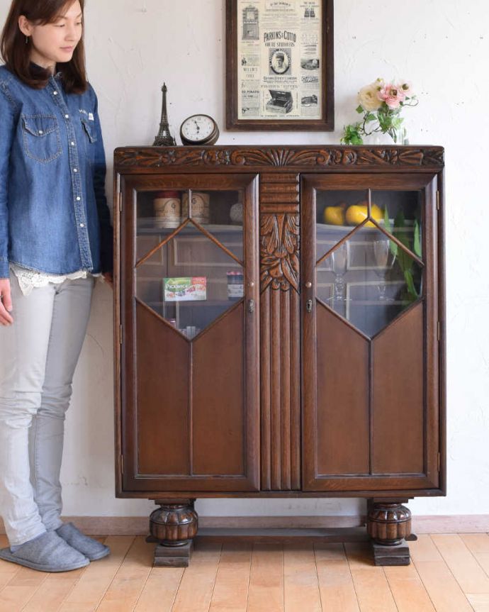 アンティークのキャビネット アンティーク家具 華やかなアンティークの英国家具、オーク材のブックケース(本棚)。英国らしい堂々とした風格のあるガラスキャビネット重厚感ある佇まいで、落ち着いた雰囲気を演出してくれる英国のキャビネット。(q-1452-f)