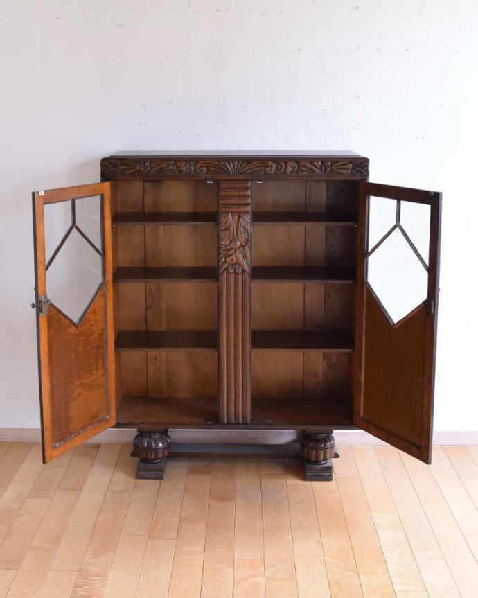アンティークのキャビネット アンティーク家具 華やかなアンティークの英国家具、オーク材のブックケース(本棚)。扉を開けると・・・重い本がたっぷり収納できるように頑丈に作られています。(q-1452-f)