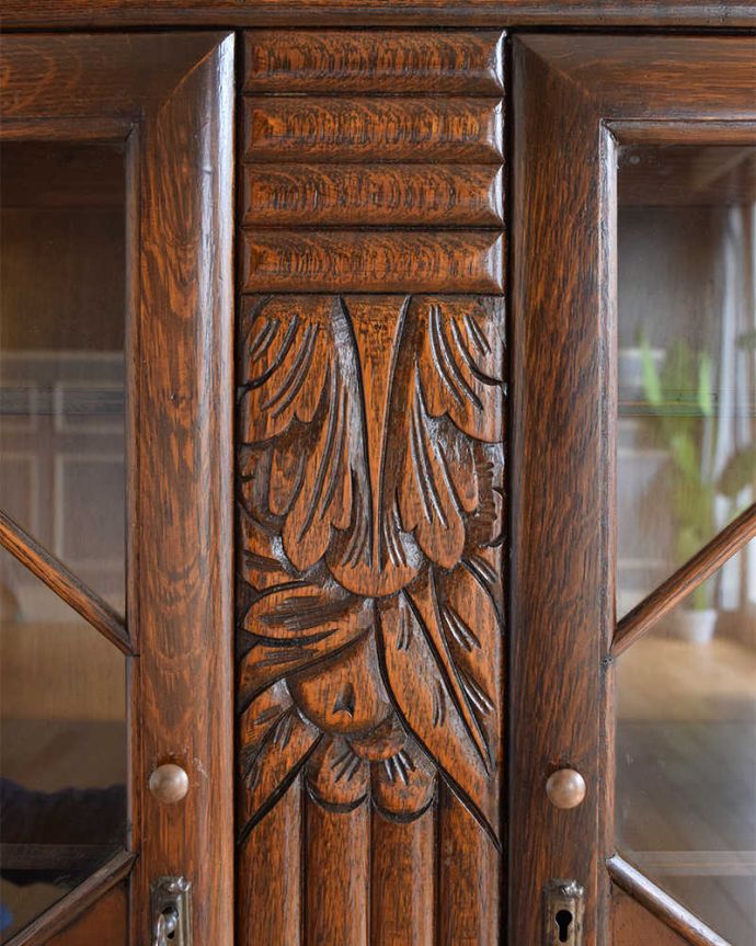 アンティークのキャビネット アンティーク家具 華やかなアンティークの英国家具、オーク材のブックケース(本棚)。惚れ惚れしちゃう美しさこんなに堅い無垢材に一体どうやって彫ったんだろう?と不思議になるくらい細かい彫にうっとりです。(q-1452-f)