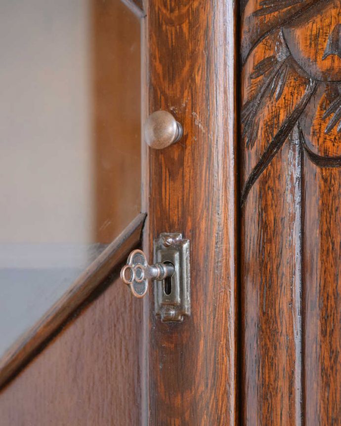 アンティークのキャビネット アンティーク家具 華やかなアンティークの英国家具、オーク材のブックケース(本棚)。小さなパーツにもこだわり現代とは違って良質な素材が使われているのが分かります。(q-1452-f)