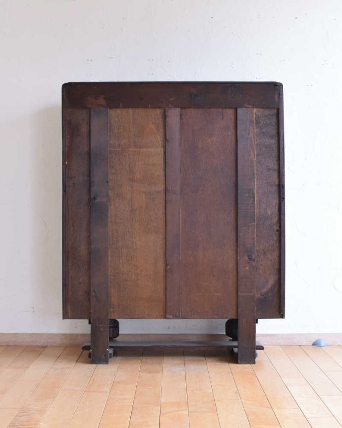 アンティークのキャビネット アンティーク家具 華やかなアンティークの英国家具、オーク材のブックケース(本棚)。後ろ姿もキレイですアンティークは新品ではないので、もちろん経年変化によるキズはありますが、専門の職人が修復したので後ろ姿にも自信があります。(q-1452-f)