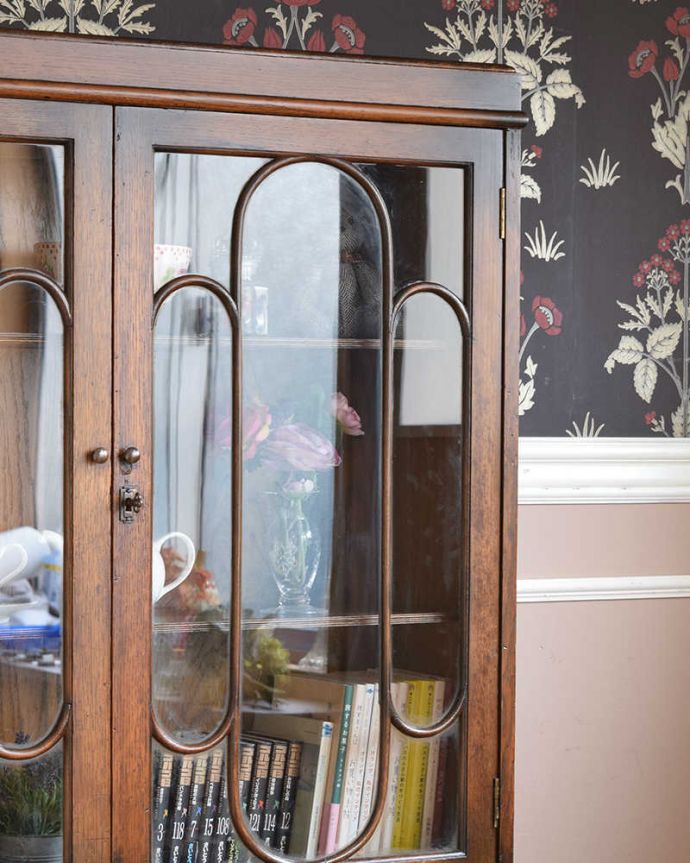 アンティークのキャビネット アンティーク家具 オーク材の素敵なアンティーク家具、イギリスのブックケース(本棚)。ガラス越しに中をのぞいてみると・・・アンティークのガラスを通して中に入っているものを見ると、なんだかちょっと高級に見えるんです。(q-1453-f)