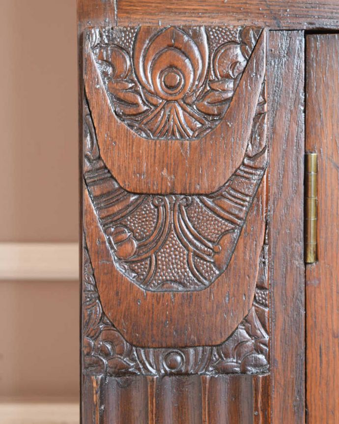 アンティークのキャビネット アンティーク家具 オーク材の素敵なアンティーク家具、イギリスのブックケース(本棚)。惚れ惚れしちゃう美しさこんなに堅い無垢材に一体どうやって彫ったんだろう?と不思議になるくらい細かい彫にうっとりです。(q-1453-f)