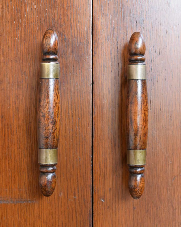 アンティークのキャビネット アンティーク家具 オーク材の素敵なアンティーク家具、イギリスのブックケース(本棚)。英国らしいドッシリ感アンティーク家具は取っ手もカッコイイんです。(q-1453-f)