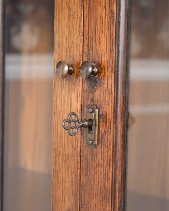 アンティークのキャビネット アンティーク家具 オーク材の素敵なアンティーク家具、イギリスのブックケース(本棚)。小さなパーツにもこだわり現代とは違って良質な素材が使われているのが分かります。(q-1453-f)