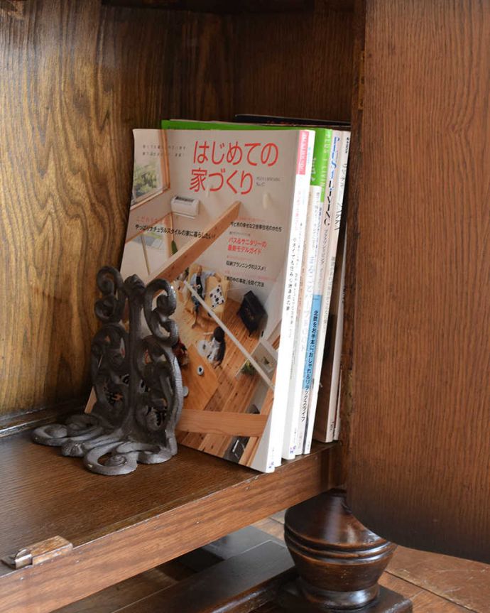 アンティークのキャビネット アンティーク家具 オーク材の素敵なアンティーク家具、イギリスのブックケース(本棚)。しっかり収納できますA4サイズの雑誌までしっかり収納出来ちゃう優れもの。(q-1453-f)