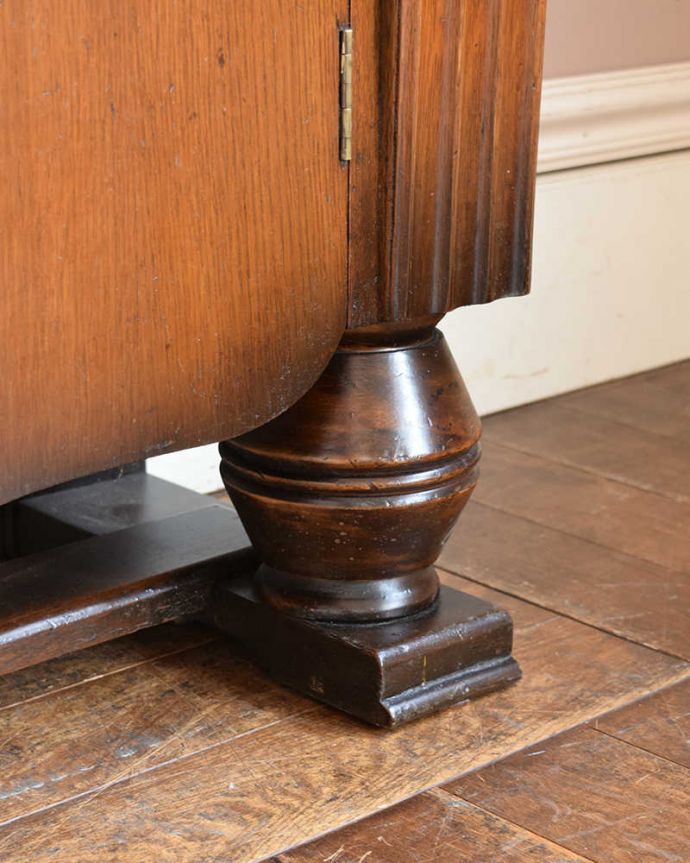 アンティークのキャビネット アンティーク家具 オーク材の素敵なアンティーク家具、イギリスのブックケース(本棚)。女性1人でラクラク運べちゃう仕掛けHandleのアンティークは、脚の裏にフェルトキーパーをお付けしています。(q-1453-f)