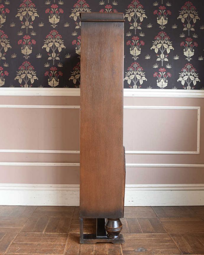 アンティークのキャビネット アンティーク家具 オーク材の素敵なアンティーク家具、イギリスのブックケース(本棚)。横から見てもステキ横顔だって英国アンティークらしくカッコイイんです。(q-1453-f)