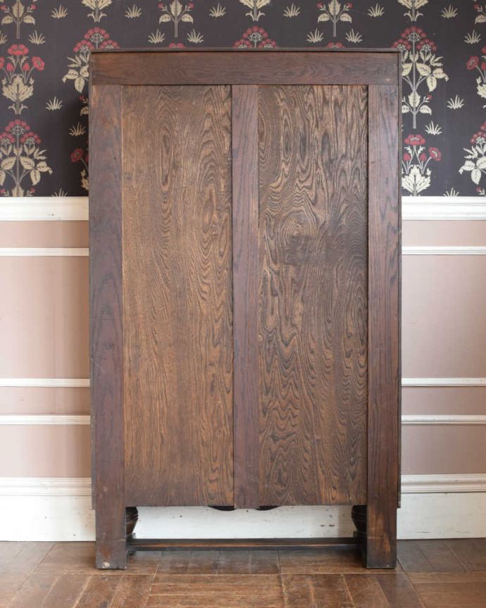 アンティークのキャビネット アンティーク家具 オーク材の素敵なアンティーク家具、イギリスのブックケース(本棚)。後ろ姿もキレイですアンティークは新品ではないので、もちろん経年変化によるキズはありますが、専門の職人が修復したので後ろ姿にも自信があります。(q-1453-f)