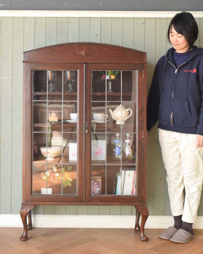 アンティークのキャビネット アンティーク家具 書斎に使ってみたいかっこいいアンティーク家具、英国輸入のブックケース(本棚)。ステンドグラスの扉が美しいキャビネット扉がステンドグラスになっているから、キャビネットとステンドグラスの両方を一気に手に入れることが出来ちゃうんです。(q-1454-f)