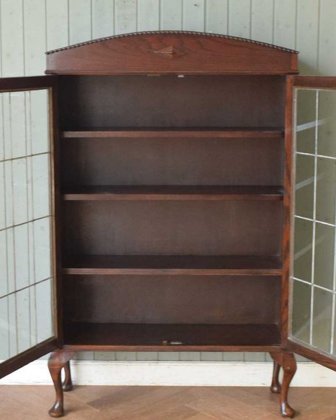 アンティークのキャビネット アンティーク家具 書斎に使ってみたいかっこいいアンティーク家具、英国輸入のブックケース(本棚)。扉を開けた内側はこんな感じですキャビネットの中も職人がしっかり修復したのでキレイです。(q-1454-f)