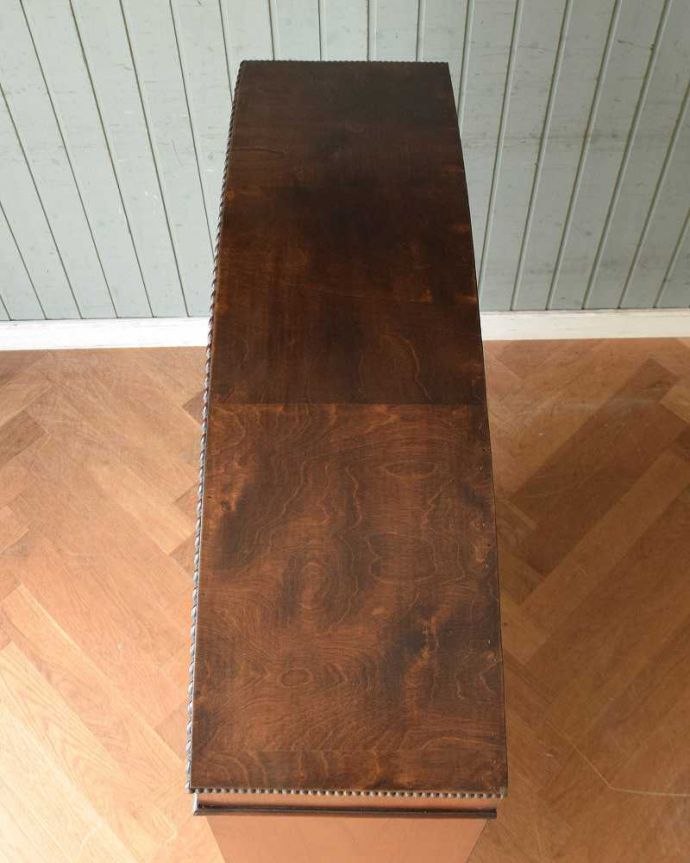 アンティークのキャビネット アンティーク家具 書斎に使ってみたいかっこいいアンティーク家具、英国輸入のブックケース(本棚)。天板もキレイに仕上げました。(q-1454-f)