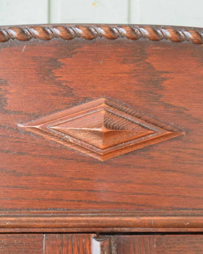 アンティークのキャビネット アンティーク家具 書斎に使ってみたいかっこいいアンティーク家具、英国輸入のブックケース(本棚)。惚れ惚れする彫の美しさこんなに堅い無垢材に一体どうやって彫ったんだろう?と不思議になるくらいアンティークらしく細かい彫りは眺めているだけでうっとりする美しさです。(q-1454-f)