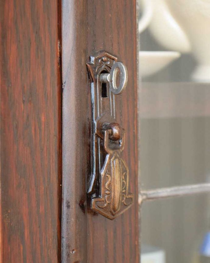 アンティークのキャビネット アンティーク家具 書斎に使ってみたいかっこいいアンティーク家具、英国輸入のブックケース(本棚)。開ける度にワクワク・・・取っ手もアンティークらしいデザイン。(q-1454-f)