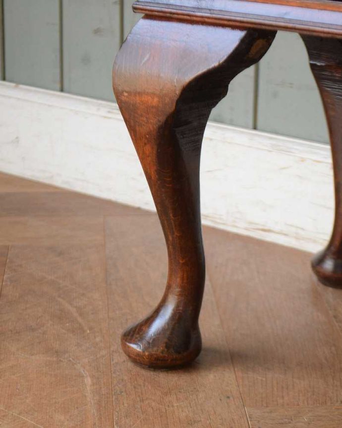 アンティークのキャビネット アンティーク家具 書斎に使ってみたいかっこいいアンティーク家具、英国輸入のブックケース(本棚)。女性1人でもラクに運べちゃうヒミツHandleのアンティークは、脚の裏にフェルトキーパーをお付けしているので、床を滑らせれば女性でも移動がカンタンに出来ます!ご安心下さい。(q-1454-f)