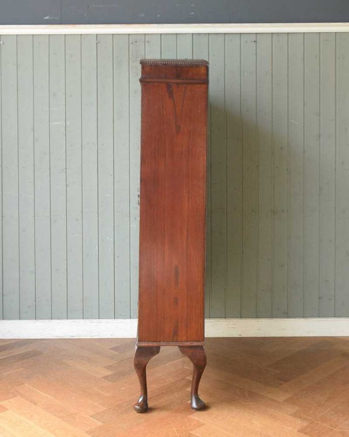 アンティークのキャビネット アンティーク家具 書斎に使ってみたいかっこいいアンティーク家具、英国輸入のブックケース(本棚)。横から見てもステキもちろん横もキレイに修復していますので、横顔だって美しいんです。(q-1454-f)