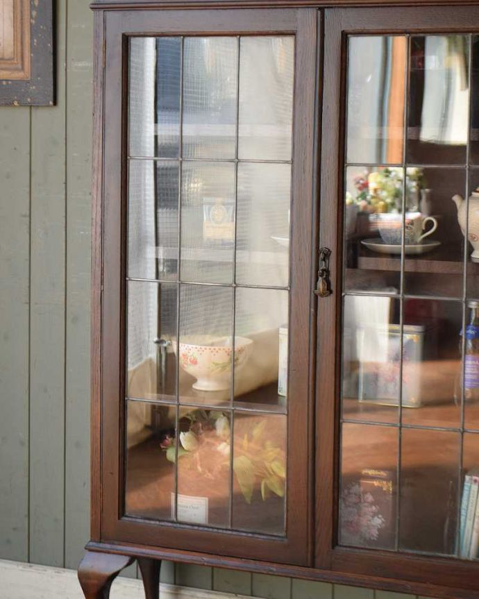 アンティークのキャビネット アンティーク家具 書斎に使ってみたいかっこいいアンティーク家具、英国輸入のブックケース(本棚)。まずはステンドグラスを楽しみましょう現代のように機械が発達していない時代に作られたステンドグラス。(q-1454-f)
