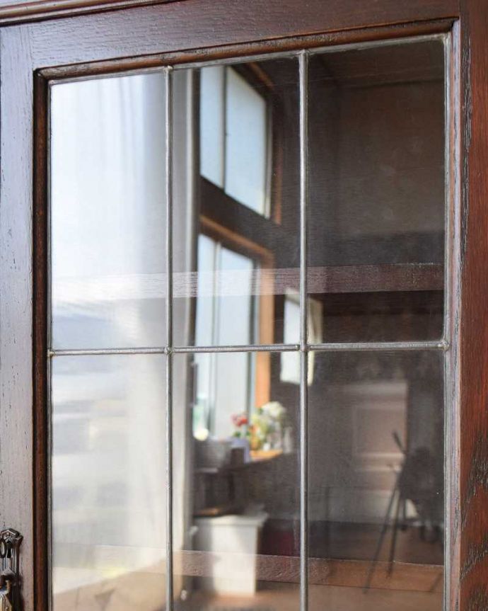 アンティークのキャビネット アンティーク家具 書斎に使ってみたいかっこいいアンティーク家具、英国輸入のブックケース(本棚)。アンティークのガラスの美しさガラスも古いアンティークのステンドグラスは独特の雰囲気が魅力。(q-1454-f)