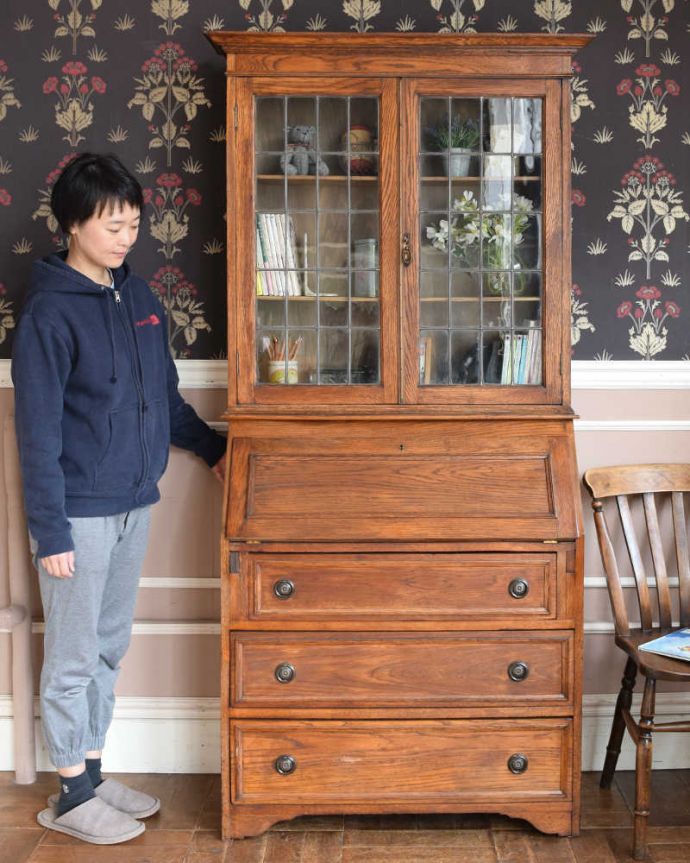 ビューロー　アンティーク家具　英国のアンティーク家具、ステンドグラス入りのビューローブックケース。1つで3役こなしちゃう贅沢な家具見た目はガラスキャビネットなのに、デスクとチェストの機能も備えたビューローブックケース。(q-1455-f)