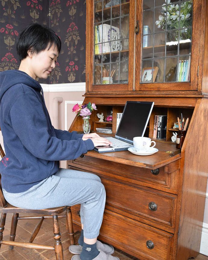 ビューロー　アンティーク家具　英国のアンティーク家具、ステンドグラス入りのビューローブックケース。あっという間に自分だけの贅沢デスク扉を前に倒すとデスクが登場。(q-1455-f)