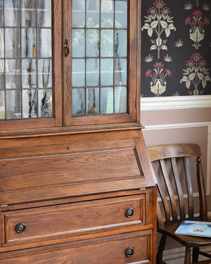ビューロー　アンティーク家具　英国のアンティーク家具、ステンドグラス入りのビューローブックケース。英国アンティークらしいガラス扉の美しさデスクの上はガラス扉のキャビネット。(q-1455-f)