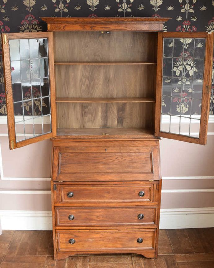 ビューロー　アンティーク家具　英国のアンティーク家具、ステンドグラス入りのビューローブックケース。美しいガラス扉の中身は･･･専門の職人がしっかり修復したので、扉の中もこんな感じでキレイです。(q-1455-f)