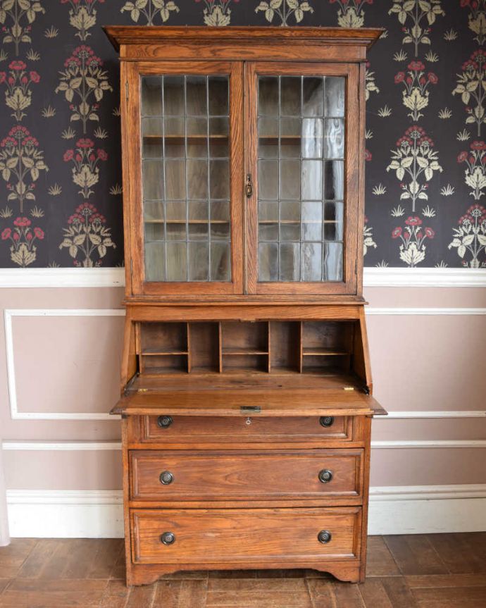 ビューロー　アンティーク家具　英国のアンティーク家具、ステンドグラス入りのビューローブックケース。お片付け上手のヒミツ扉の中身はこんなに細かく仕切られています。(q-1455-f)