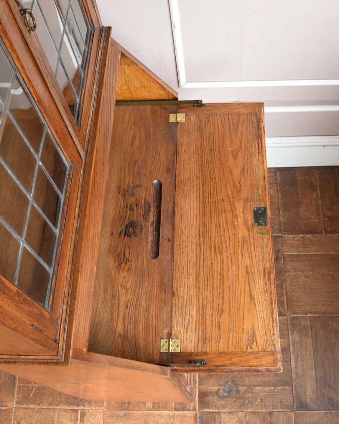 ビューロー　アンティーク家具　英国のアンティーク家具、ステンドグラス入りのビューローブックケース。デスクの天板を上から見ると･･･やっぱりデスクは天板部分が気になるから、専門の職人が古い塗装を剥離してピッカピカに修復しました。(q-1455-f)