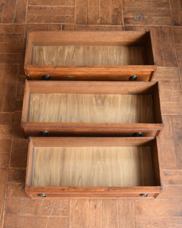 ビューロー　アンティーク家具　英国のアンティーク家具、ステンドグラス入りのビューローブックケース。何でも収納できる引き出しもちろん、引き出しの中もキレイに修復しました。(q-1455-f)