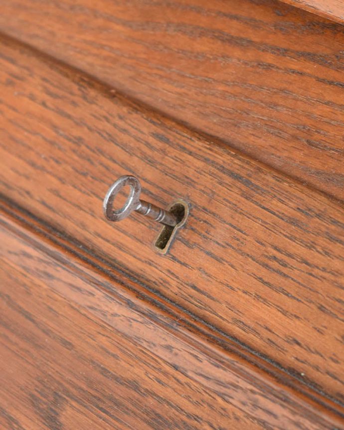 ビューロー　アンティーク家具　英国のアンティーク家具、ステンドグラス入りのビューローブックケース。アンティークらしいデザインこんな場所にも凝ったデザイン。(q-1455-f)