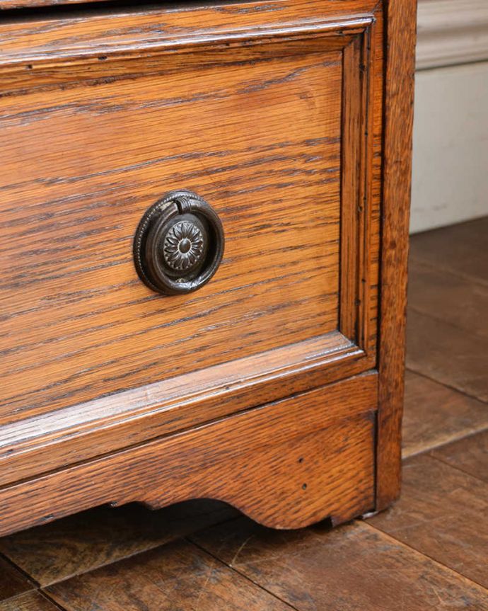 ビューロー　アンティーク家具　英国のアンティーク家具、ステンドグラス入りのビューローブックケース。女性でも運べちゃう理由は･･･Handleのアンティークは、脚の裏にフェルトキーパーをお付けしていますので、重い家具でも床を滑らせれて移動する事が出来ます。(q-1455-f)