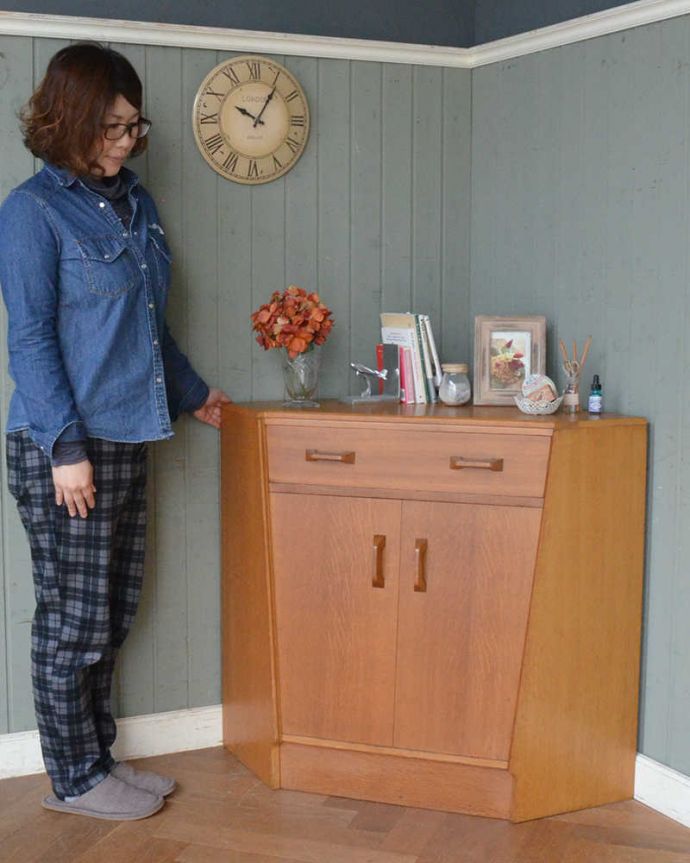 G-PLAN(Gプラン)　アンティーク家具　北欧スタイルのヴィンテージ家具、G-PLANのコーナーキャビネット。人気のヒミツは北欧スタイルのデザインやっぱりスッキリとカッコイイ北欧デザインが人気のサイドボード。(q-1456-f)