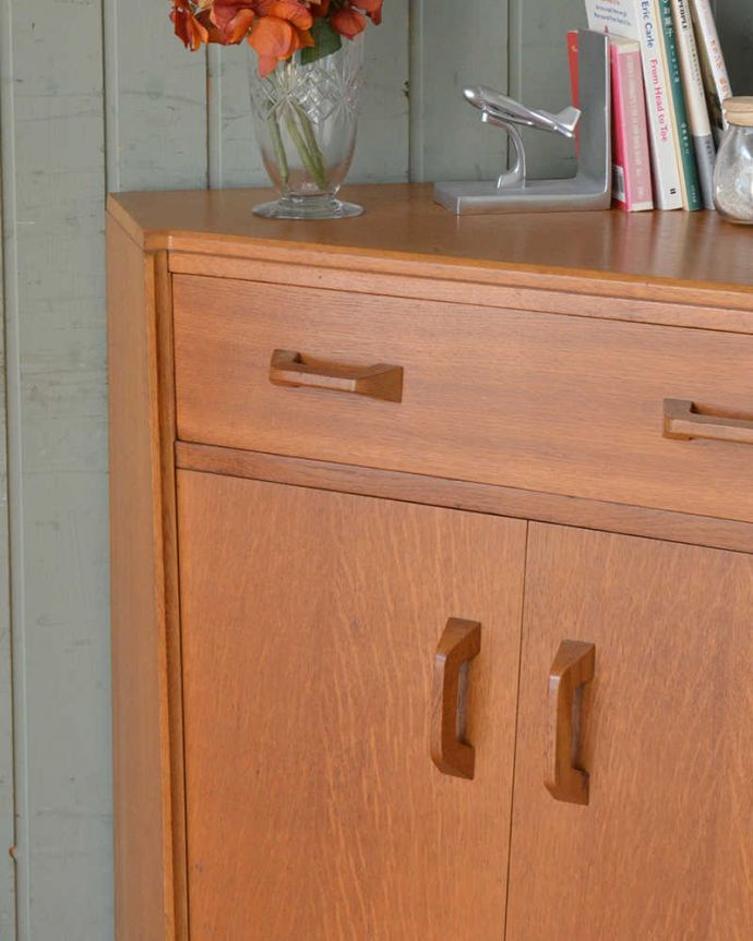 G-PLAN(Gプラン)　アンティーク家具　北欧スタイルのヴィンテージ家具、G-PLANのコーナーキャビネット。ヴィンテージ家具らしいあたたかさ。(q-1456-f)