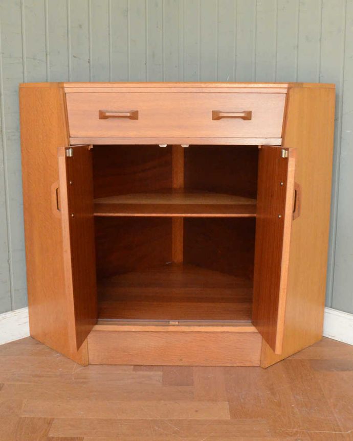 G-PLAN(Gプラン)　アンティーク家具　北欧スタイルのヴィンテージ家具、G-PLANのコーナーキャビネット。扉の奥はたっぷり収納扉を開けると、中にはたっぷりの収納。(q-1456-f)