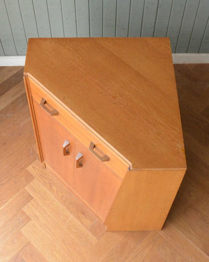 G-PLAN(Gプラン)　アンティーク家具　北欧スタイルのヴィンテージ家具、G-PLANのコーナーキャビネット。天板の塗装もキレイに仕上げましたヴィンテージの家具は修復方法が様々。(q-1456-f)