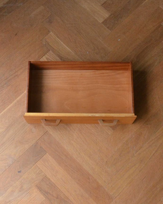 G-PLAN(Gプラン)　アンティーク家具　北欧スタイルのヴィンテージ家具、G-PLANのコーナーキャビネット。キレイにお直ししました引き出しの中も修復の際、専門の職人がキレイにしました。(q-1456-f)