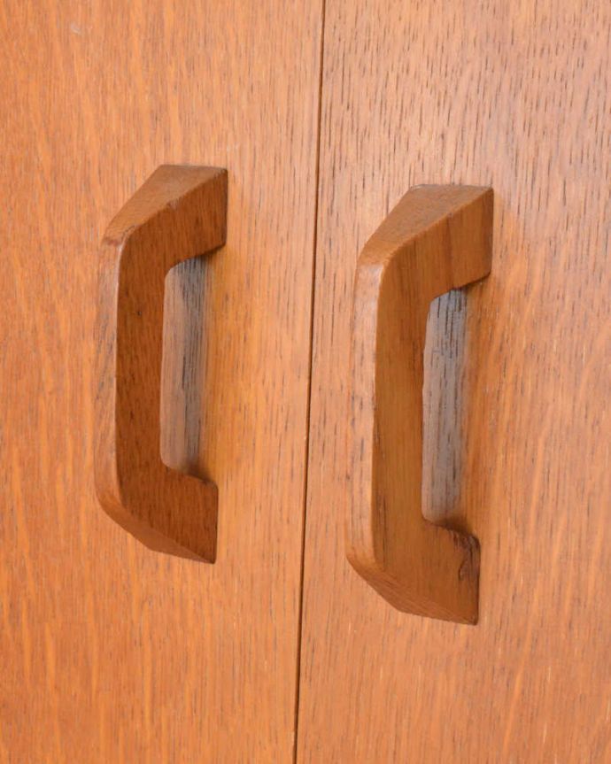 G-PLAN(Gプラン)　アンティーク家具　北欧スタイルのヴィンテージ家具、G-PLANのコーナーキャビネット。デザインの一部になっている取っ手取っ手のデザインもシンプルかつ機能的に。(q-1456-f)