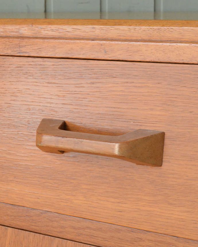 G-PLAN(Gプラン)　アンティーク家具　北欧スタイルのヴィンテージ家具、G-PLANのコーナーキャビネット。デザインの一部になっている取っ手取っ手のデザインもシンプルかつ機能的に。(q-1456-f)