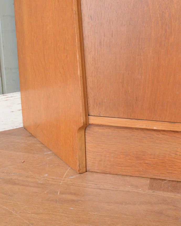 G-PLAN(Gプラン)　アンティーク家具　北欧スタイルのヴィンテージ家具、G-PLANのコーナーキャビネット。女性1人でラクラク運べちゃう仕掛けHandleのアンティークの脚の裏にはフェルトキーパーが付いているんです。(q-1456-f)