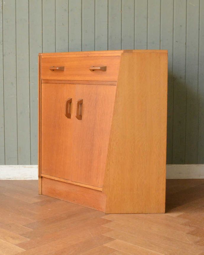 G-PLAN(Gプラン)　アンティーク家具　北欧スタイルのヴィンテージ家具、G-PLANのコーナーキャビネット。横から見てもスッキリどこから見てもスッキリとしてステキなヴィンテージ。(q-1456-f)