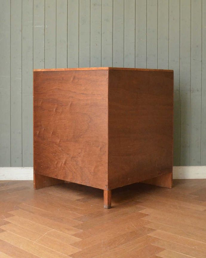 G-PLAN(Gプラン)　アンティーク家具　北欧スタイルのヴィンテージ家具、G-PLANのコーナーキャビネット。もちろん後ろ姿もキレイですビンテージは新品ではないので、もちろん経年変化によるキズはあります。(q-1456-f)