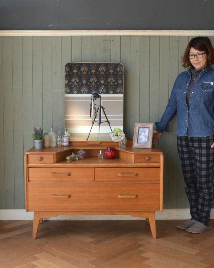G-PLAN(Gプラン) アンティーク家具 北欧スタイルのヴィンテージ家具、引き出しがたっぷり付いたG-PLANドレッサー (ドレッシングチェスト)。クールに決まる北欧スタイルのドレッサースッキリとシンプルな北欧スタイルのドレッシングチェストは、どんなお部屋にもカッコよく似合います(モデルの身長は159cmです)。(q-1457-f)